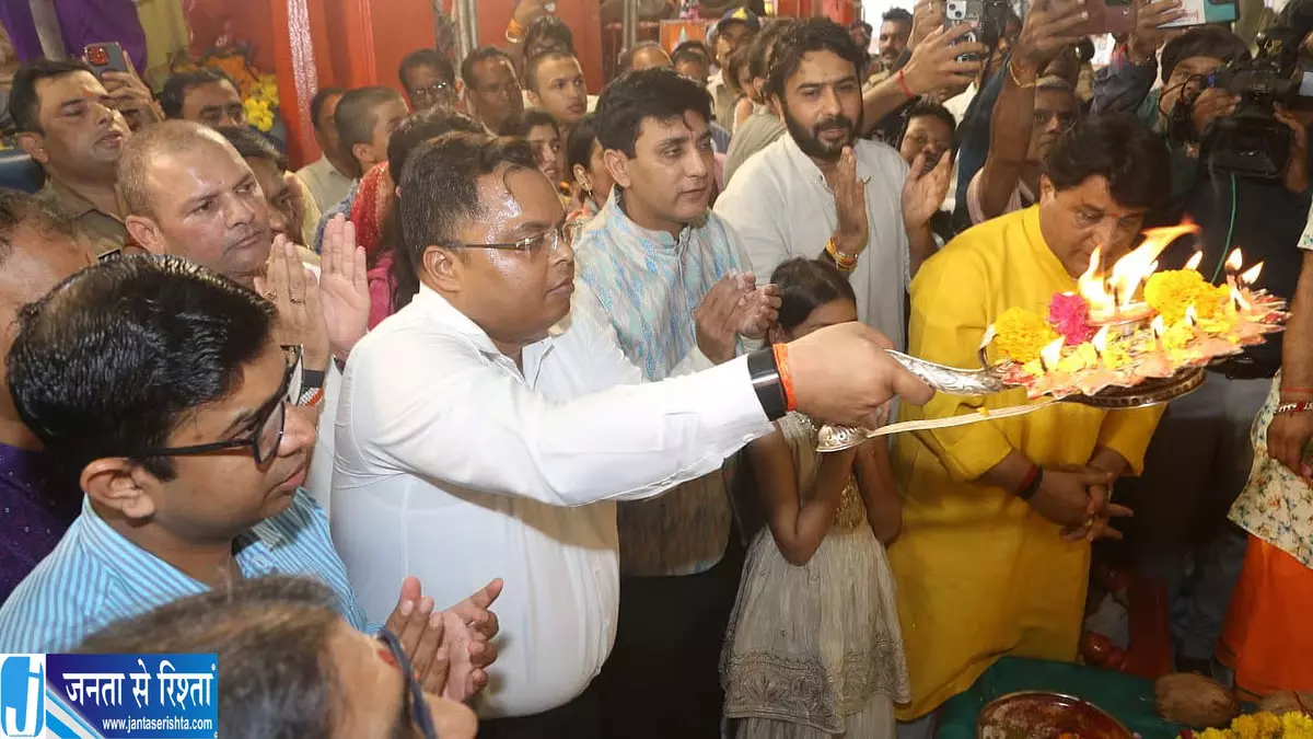खजराना गणेश मंदिर में गणेशोत्सव का भव्य शुभारंभ, कलेक्टर ने की पूजा-अर्चना खजराना गणेश मंदिर में गणेशोत्सव का भव्य शुभारंभ, कलेक्टर ने की पूजा-अर्चना