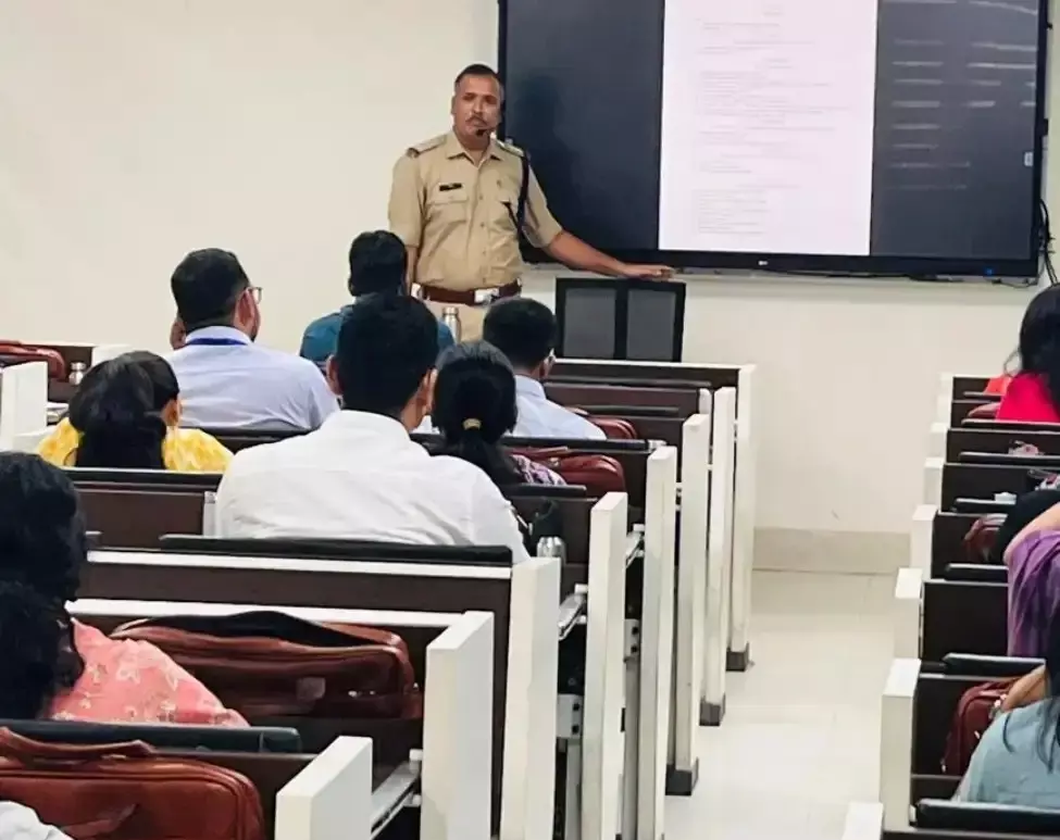 Dehradun: दून पुलिस ने प्रशिक्षुओं को साइबर अपराधों से बचने के तरीके बताए Dehradun: दून पुलिस ने प्रशिक्षुओं को साइबर अपराधों से बचने के तरीके बताए