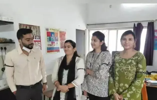 Damoh: डॉक्टर से मारपीट पर चिकित्सकों का विरोध, काली पट्टी बांधी Damoh: डॉक्टर से मारपीट पर चिकित्सकों का विरोध, काली पट्टी बांधी