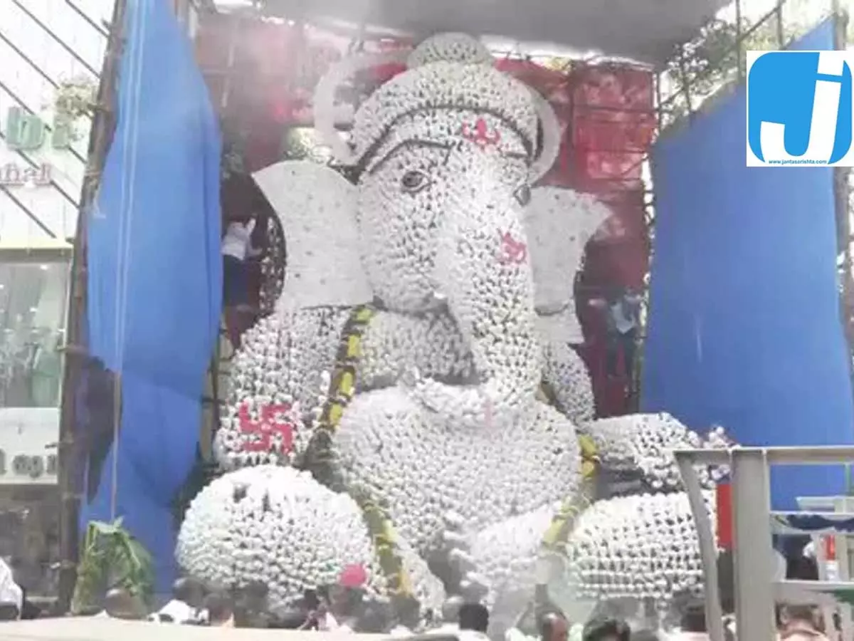 कोलाथुर में दिखा गणपति का अनोखा रूप 12 हजार शंखों से बनी प्रतिमा कोलाथुर में दिखा गणपति का अनोखा रूप 12 हजार शंखों से बनी प्रतिमा