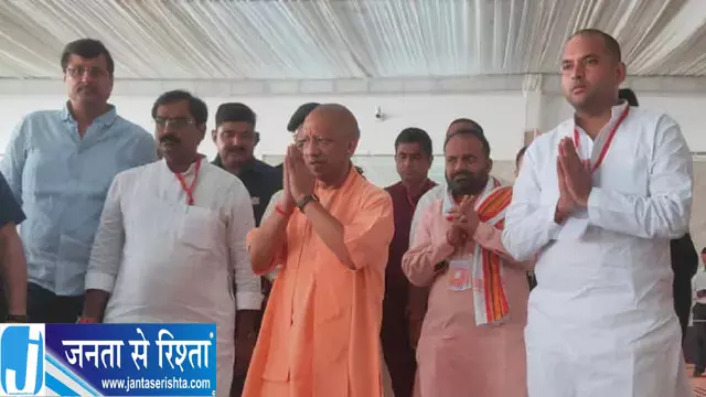 शिकारपुर पहुंचे मुख्यमंत्री योगी, दिवंगत विधायक अनिल शर्मा के परिवार से मिलकर जताया शोक शिकारपुर पहुंचे मुख्यमंत्री योगी, दिवंगत विधायक अनिल शर्मा के परिवार से मिलकर जताया शोक