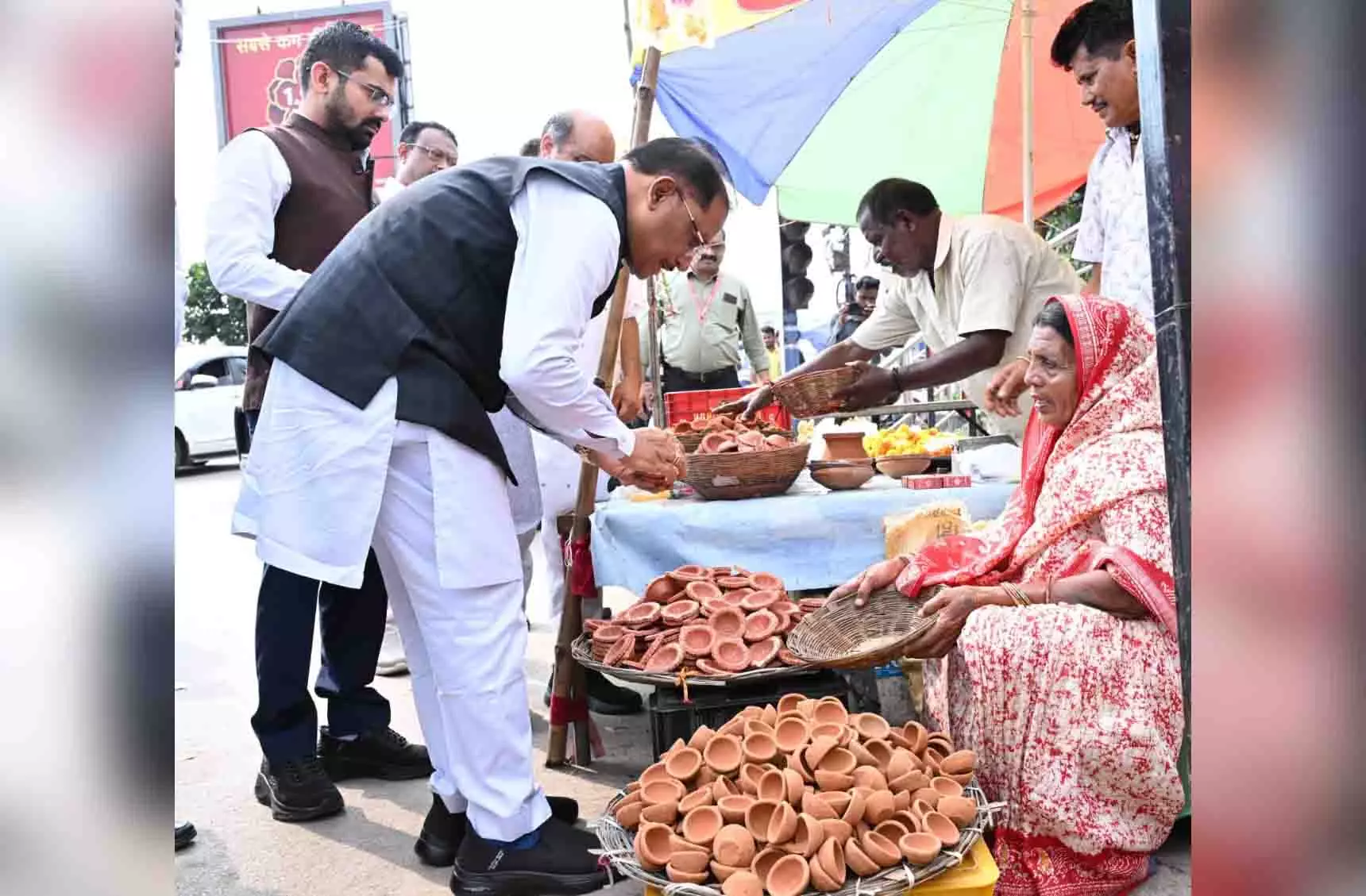 मुख्यमंत्री साय का काफिला अचानक रुका, तेलीबांधा मरीन ड्राइव में दीये बेच रही महिला से की बातचीत मुख्यमंत्री साय का काफिला अचानक रुका, तेलीबांधा मरीन ड्राइव में दीये बेच रही महिला से की बातचीत