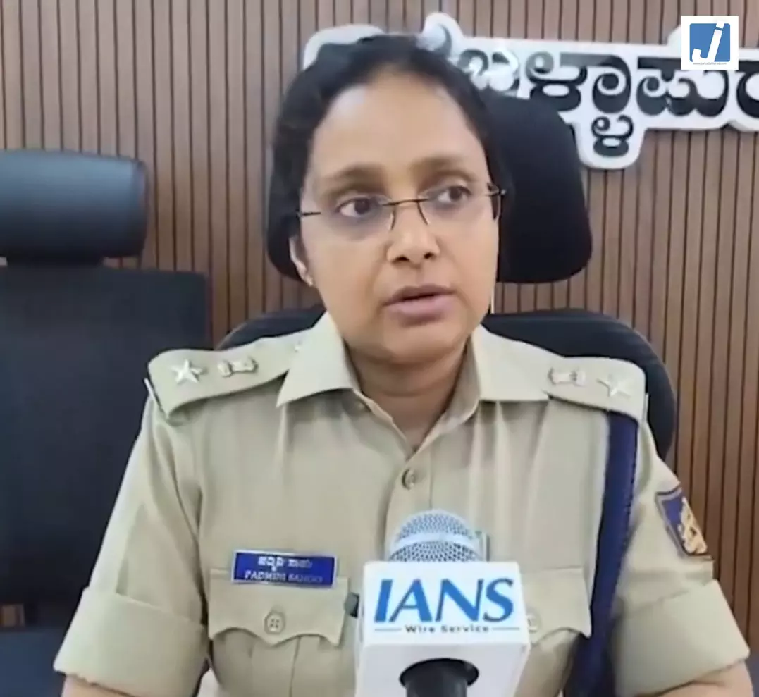 बागेपल्ली में 42 वर्षीय व्यक्ति की हत्या गर्दन पर मिले गहरे घाव बागेपल्ली में 42 वर्षीय व्यक्ति की हत्या गर्दन पर मिले गहरे घाव