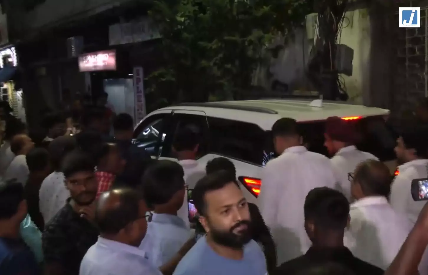 जैन मंदिर के दर्शन के बाद भवानीपुर के लोगों से मिले मुख्यमंत्री शुभेंदु अधिकारी जैन मंदिर के दर्शन के बाद भवानीपुर के लोगों से मिले मुख्यमंत्री शुभेंदु अधिकारी