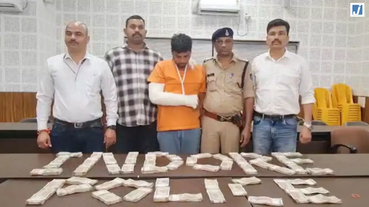 27 लाख की चोरी के बाद दर्शन करने पहुंचा ड्राइवर सांवरिया सेठ से गिरफ्तार 27 लाख की चोरी के बाद दर्शन करने पहुंचा ड्राइवर सांवरिया सेठ से गिरफ्तार
