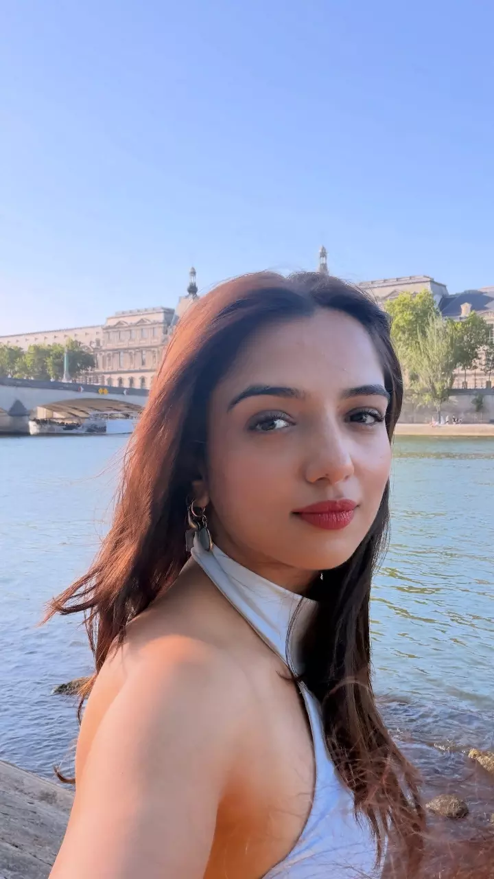 विदेशी वादियों में छाईं अहसास चन्ना विदेशी वादियों में छाईं अहसास चन्ना