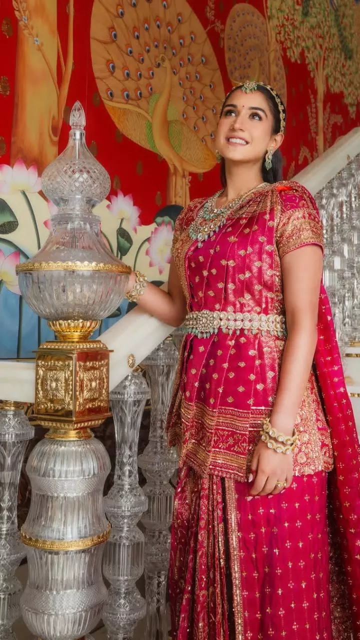 गुलाबी लिबास में महारानी सी लगीं राधिका अंबानी गुलाबी लिबास में महारानी सी लगीं राधिका अंबानी