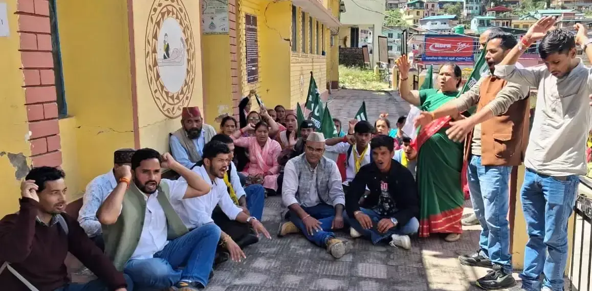 Gopeshwar: ज्योर्तिमठ अस्पताल की बदहाली को लेकर यूकेडी का धरना