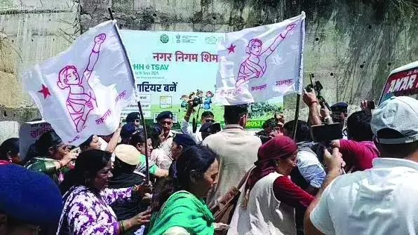 Shimla: केएनएच अस्पताल के मुद्दे पर प्रदर्शन, महिलाओं और पुलिस में धक्का-मुक्की