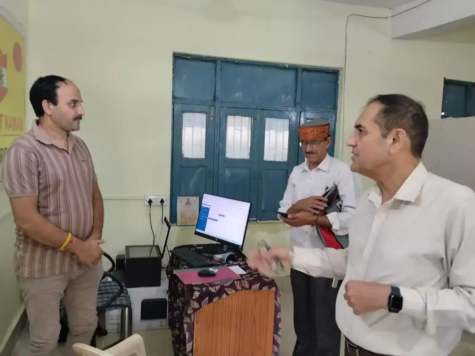 Hamirpur: ईसीएचएस पॉलीक्लीनिक की सुविधाओं की कर्नल चंद्रशेखर ने दी जानकारी
