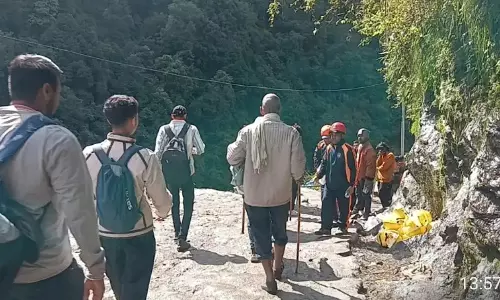 Rudraprayag: चीरबासा में हेलमेट पहनाकर यात्रियों को सुरक्षित निकाल रही टीमें