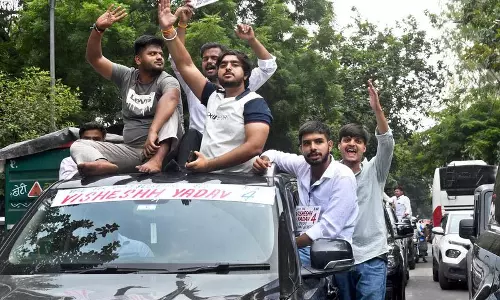 पाबंदियों के बीच DUSU चुनावी माहौल पाबंदियों के बीच DUSU चुनावी माहौल