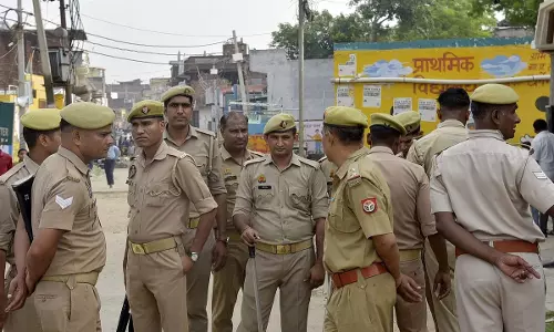 बच्चे के गले पर चाकू रख परिवार को बनाया बंधक, लाखों की डकैती बच्चे के गले पर चाकू रख परिवार को बनाया बंधक, लाखों की डकैती