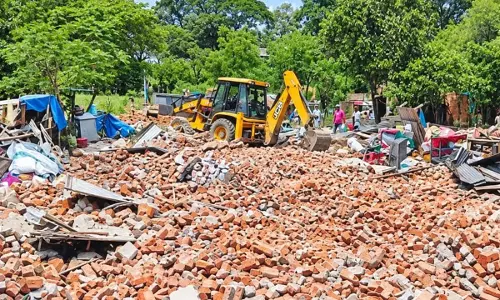 अतिक्रमण हटाने पहुंची टीम का भारी विरोध, छह घंटे सड़क पर डटे रहे लोग