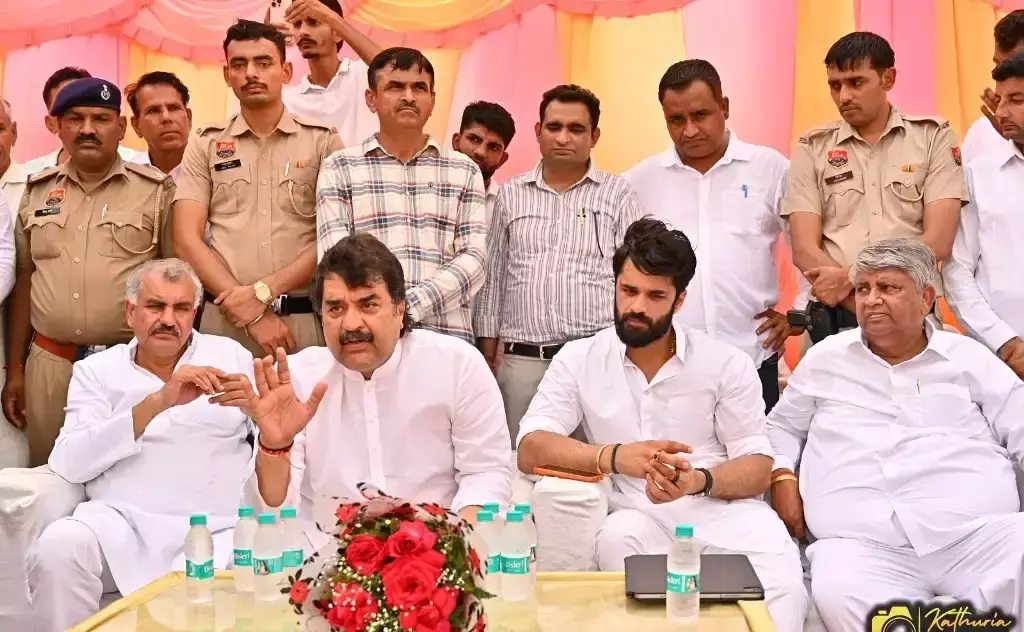 Hisar: ग्रामीणों से संवाद करने आदमपुर पहुंचे कुलदीप-भव्य