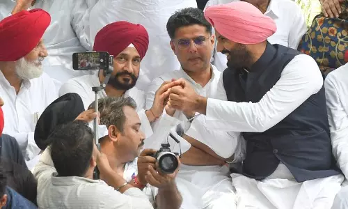 गुलज़ार सिंह की मौत पर कांग्रेस का प्रदर्शन, पायलट-वारिंग-चन्नी साथ