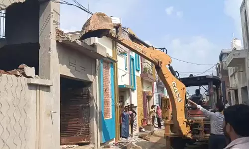 रावतपुरा फेस-2 कॉलोनी में नगर निगम की बुलडोजर कार्रवाई शुरू, मौके पर भारी पुलिस बल तैनात
