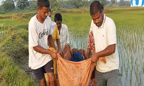 सिमडेगा में सड़क का इंतजार बीमार सुषमा को चटाई पर लेकर पहुंचे अस्पताल