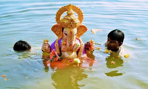 Mumbai: मुंबई में गणेश विसर्जन का सिलसिला जारी, 2,889 प्रतिमाएं विसर्जित
