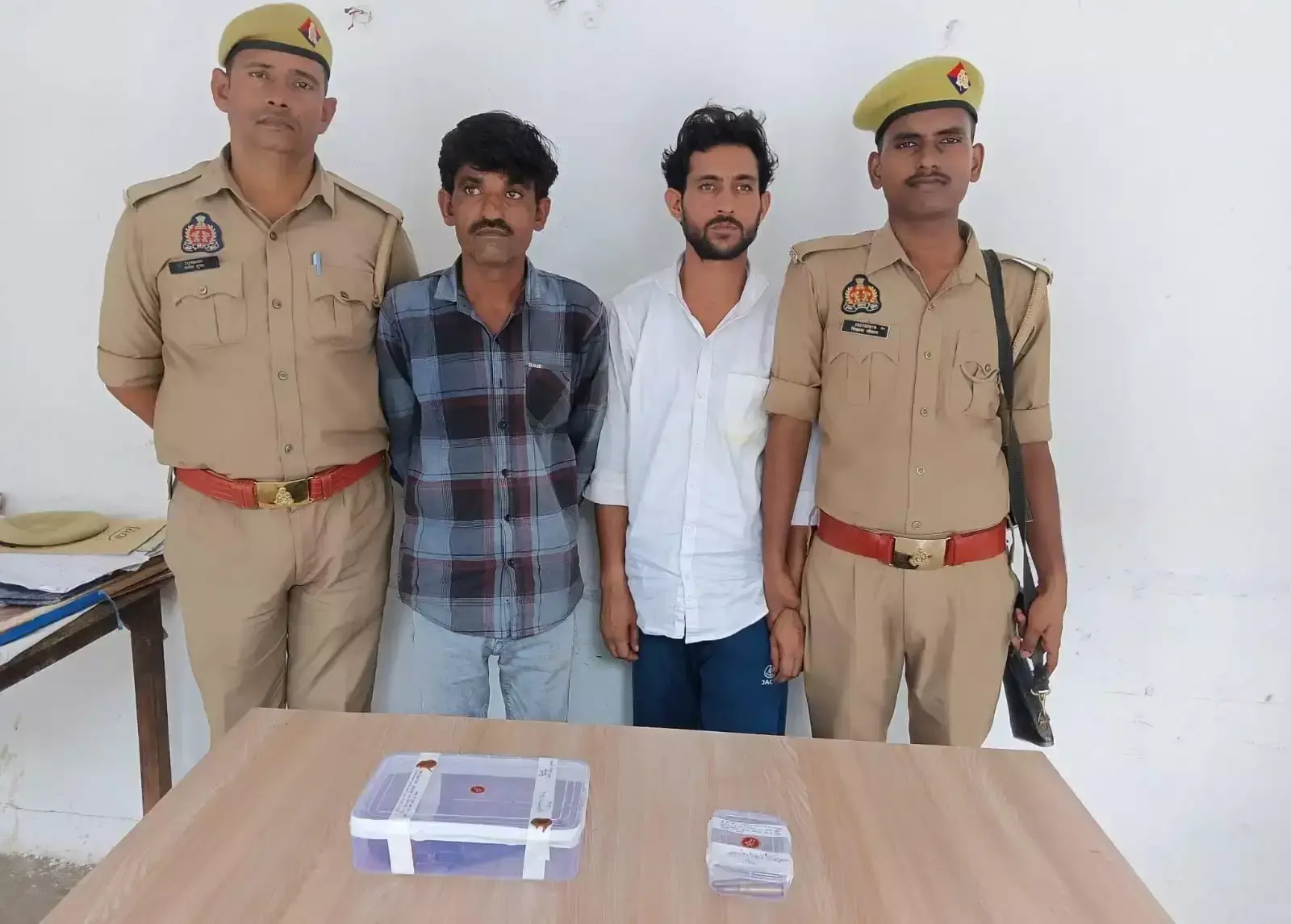 Banda: उधार सामान नहीं दिया तो तमंचा दिखाया, दो आरोपी गिरफ्तार