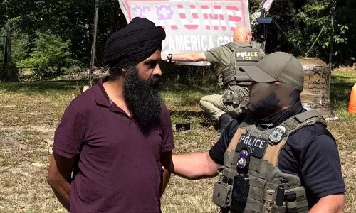 अमेरिका में ट्रक चला रहे पंजाबी व्यक्ति को ICE ने गिरफ्तार किया अमेरिका में ट्रक चला रहे पंजाबी व्यक्ति को ICE ने गिरफ्तार किया