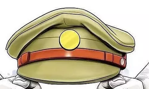 बीच सड़क महिला से मारपीट का आरोप, कॉन्स्टेबल पर घर में घुसकर आग लगाने की शिकायत