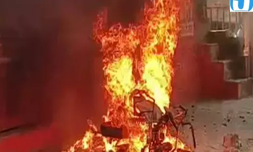 तीन साल का अफेयर टूटा महिला ने ई-रिक्शा में खुद को लगाई आग मौत से मचा हड़कंप