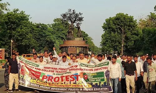 निजीकरण के विरोध में हिसार यूनिवर्सिटी में प्रदर्शन