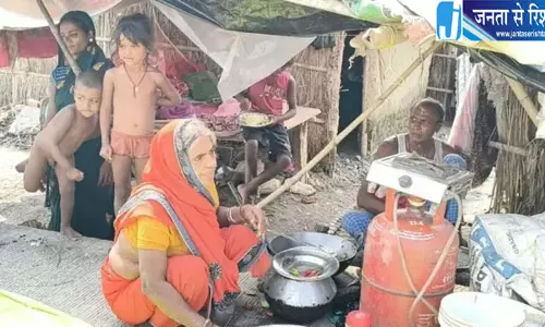 बाढ़ ने छीना आशियाना, सड़क किनारे प्लास्टिक के नीचे गुजर रही पीड़ित परिवारों की जिंदगी बाढ़ ने छीना आशियाना, सड़क किनारे प्लास्टिक के नीचे गुजर रही पीड़ित परिवारों की जिंदगी