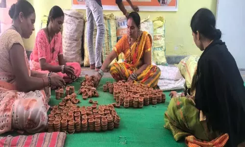 महासमुंद में समूह की दीदियां गढ़ रहीं संकल्प के दीये महासमुंद में समूह की दीदियां गढ़ रहीं संकल्प के दीये