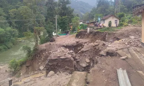 भूस्खलन से प्रभावित परिवारों को राहत सिंगलिटम रिम्बी में प्रशासन ने बढ़ाई मदद भूस्खलन से प्रभावित परिवारों को राहत सिंगलिटम रिम्बी में प्रशासन ने बढ़ाई मदद