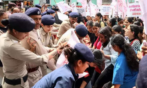 गायनेकोलॉजी OPD शिफ्टिंग का महिलाओं ने किया विरोध गायनेकोलॉजी OPD शिफ्टिंग का महिलाओं ने किया विरोध