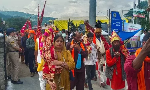 हिमाचल: मणिमहेश छड़ी जुलूस में जम्मू-कश्मीर के वाहनों पर कोई ग्रीन टैक्स नहीं हिमाचल: मणिमहेश छड़ी जुलूस में जम्मू-कश्मीर के वाहनों पर कोई ग्रीन टैक्स नहीं