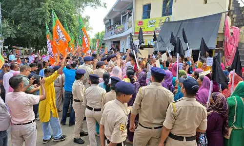 कांगड़ा में BJP प्रदर्शन का महिला कांग्रेस ने किया विरोध