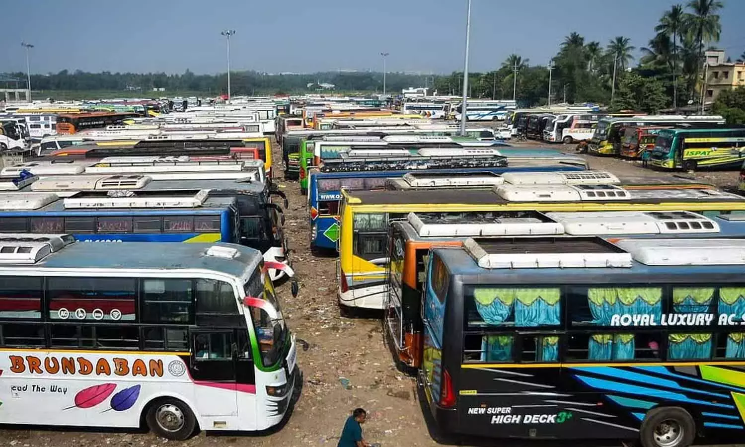 Andhra: सुरक्षा नियमों के उल्लंघन के लिए प्राइवेट बस ऑपरेटरों पर मामला दर्ज किया गया Andhra: सुरक्षा नियमों के उल्लंघन के लिए प्राइवेट बस ऑपरेटरों पर मामला दर्ज किया गया
