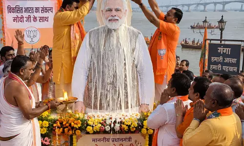 पीएम मोदी के जन्मदिन से पहले पटना में अनोखा आयोजन, गंगा किनारे कटआउट का किया गया दुग्धाभिषेक पीएम मोदी के जन्मदिन से पहले पटना में अनोखा आयोजन, गंगा किनारे कटआउट का किया गया दुग्धाभिषेक
