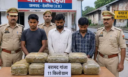 बरहज में 11 किलो गांजा के साथ तीन आरोपी गिरफ्तार बरहज में 11 किलो गांजा के साथ तीन आरोपी गिरफ्तार