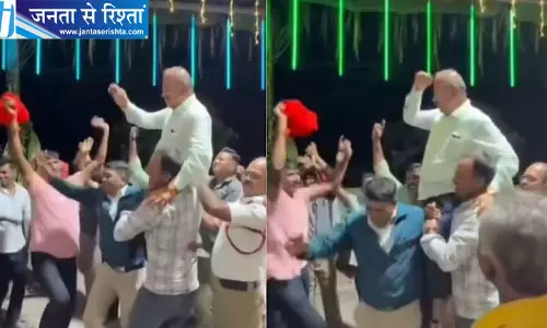 कर्नाटक में BJP विधायक को उठाकर डांस करने वाले दो पुलिसकर्मियों का तबादला
