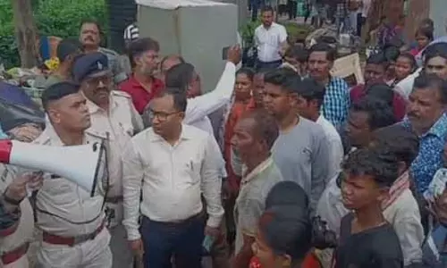रांची में अतिक्रमण हटाओ अभियान को लेकर लगातार दूसरे दिन बवाल, सड़क पर उतरे लोग, बाईपास रोड किया जाम रांची में अतिक्रमण हटाओ अभियान को लेकर लगातार दूसरे दिन बवाल, सड़क पर उतरे लोग, बाईपास रोड किया जाम