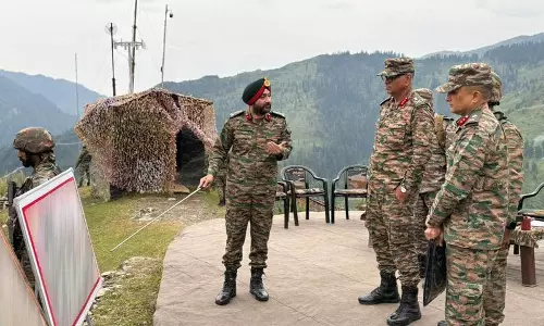 आतंकवाद-विरोधी अभियानों के बीच GOC ने पुंछ का दौरा किया आतंकवाद-विरोधी अभियानों के बीच GOC ने पुंछ का दौरा किया