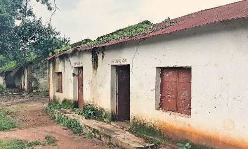 सुविधा-विहीन स्कूल: जर्जर क्लासरूम से छात्रों को खतरा सुविधा-विहीन स्कूल: जर्जर क्लासरूम से छात्रों को खतरा