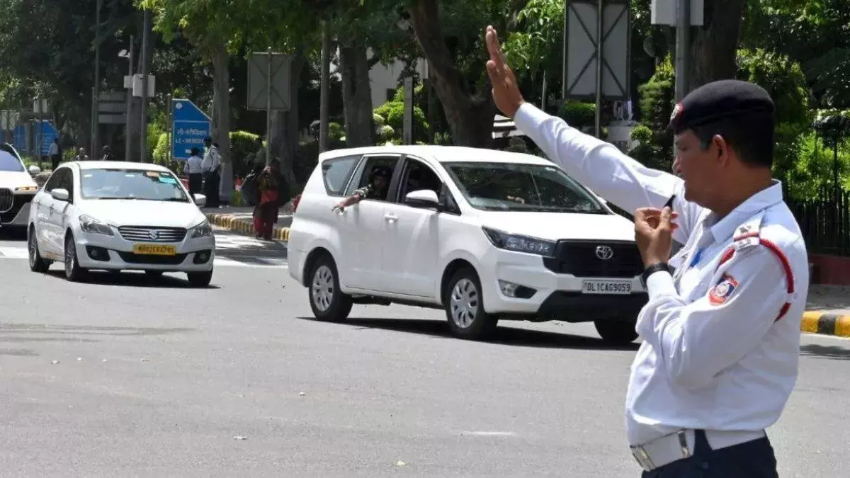 New Delhi: उत्तरी रेंज ट्रैफिक पुलिस ने नियम तोड़ने वालों पर कसा शिकंजा New Delhi: उत्तरी रेंज ट्रैफिक पुलिस ने नियम तोड़ने वालों पर कसा शिकंजा