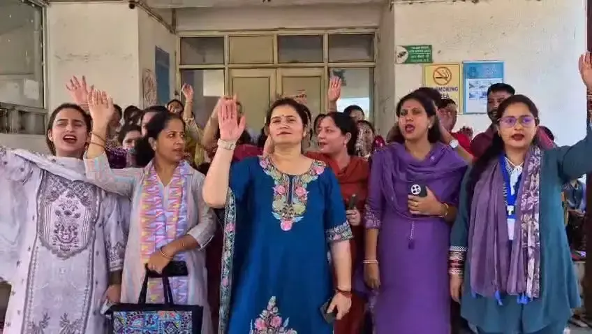 Kathua: एनएचएम कर्मचारियों की मांगों पर सीएमओ कार्यालय में प्रदर्शन Kathua: एनएचएम कर्मचारियों की मांगों पर सीएमओ कार्यालय में प्रदर्शन