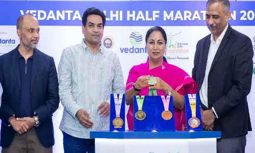 CM रेखा गुप्ता ने वेदांता दिल्ली हाफ मैराथन 2026 के फिनिशर मेडल का अनावरण किया