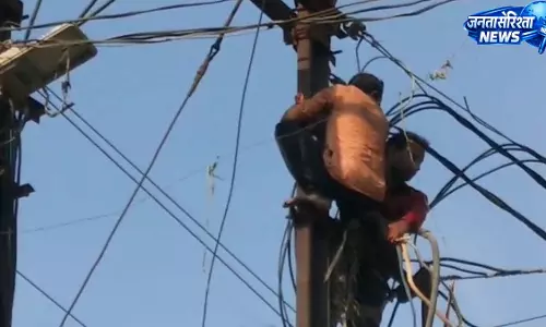 नशे में युवक चढ़ा बिजली के खंभे पर, एक घंटे चला हाईवोल्टेज ड्रामा