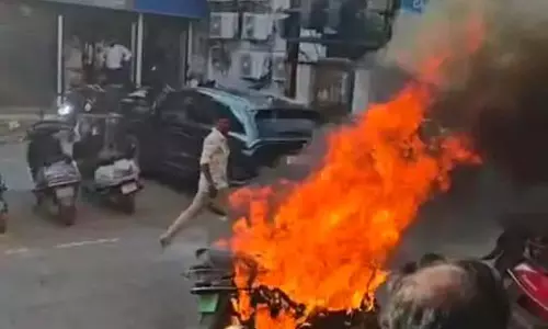 सड़क किनारे खड़ी इलेक्ट्रिक स्कूटर में लगी आग, मचा हड़कंप सड़क किनारे खड़ी इलेक्ट्रिक स्कूटर में लगी आग, मचा हड़कंप