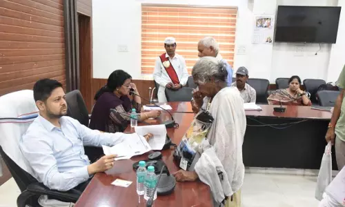 आधार एवं वोटर आईडी बनवाने जनदर्शन में लगाई गुहार