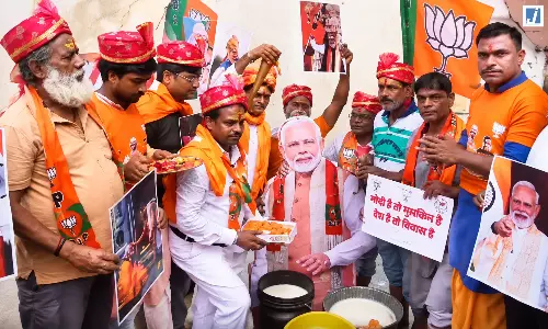 PM मोदी के जन्मदिन से पहले अनोखा आयोजन, कटआउट की आरती उतारकर किया दूध अभिषेक PM मोदी के जन्मदिन से पहले अनोखा आयोजन, कटआउट की आरती उतारकर किया दूध अभिषेक