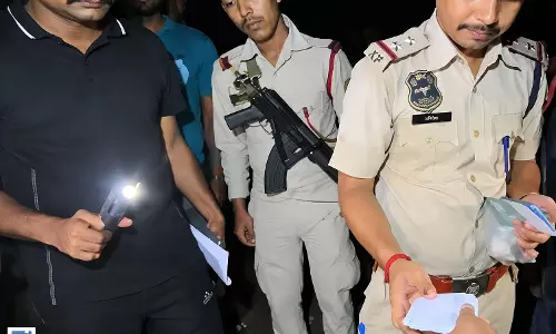 NH-37 पर पुलिस का ऑपरेशन, स्कूटर सवार दो कथित तस्कर पकड़े गए NH-37 पर पुलिस का ऑपरेशन, स्कूटर सवार दो कथित तस्कर पकड़े गए