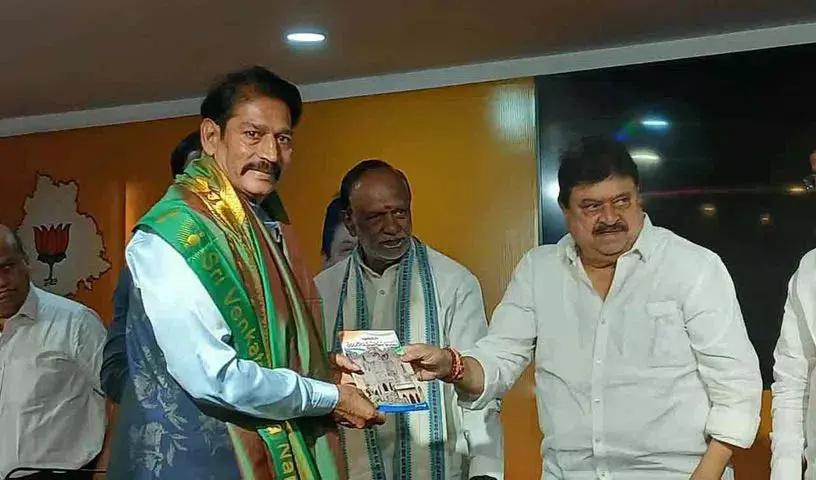 तेलंगाना विमोचन दिवस पर किताब जारी तेलंगाना विमोचन दिवस पर किताब जारी